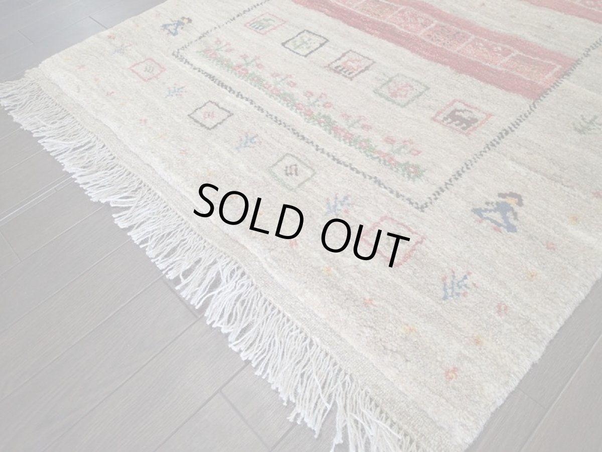 画像7: 新品 ペルシャ ギャッベ 1.3m アクセント サイズ 124 x 88 cm n218 ハンドメイド ギャベ 手織り トライバル ラグ 天然 ウール 敷物 マット カーペット 茶 赤 女の子 花畑 2人掛けソファの足元や玄関マットにも (7)