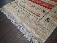 画像7: 新品 ペルシャ ギャッベ 1.3m アクセント サイズ 124 x 88 cm n218 ハンドメイド ギャベ 手織り トライバル ラグ 天然 ウール 敷物 マット カーペット 茶 赤 女の子 花畑 2人掛けソファの足元や玄関マットにも (7)