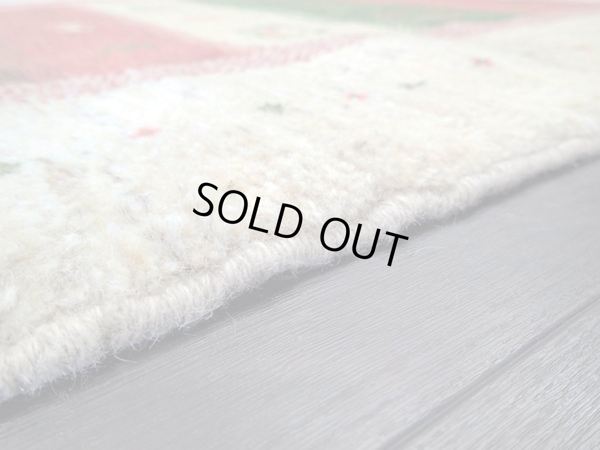 画像8: 新品 ペルシャ ギャッベ 1.3m アクセント サイズ 125 x 92 cm n213 ハンドメイド ギャベ 手織り トライバル ラグ 天然 ウール 敷物 マット カーペット クリーム 緑 赤 子供部屋や玄関マットにも (8)