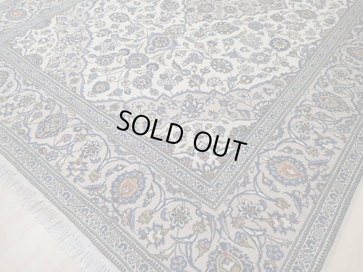 画像10: 美品 ペルシャ 絨毯 カシャーン 3m リビング ダイニング 大判 6畳 サイズ 296 x 195 cm n231 手織り トライバル ラグ 天然 ウール 敷物 マット カーペット クリーム メダリオン 草木 花 柄 ヴィンテージ ビンテージ 2〜3人掛けソファの足元に (10)