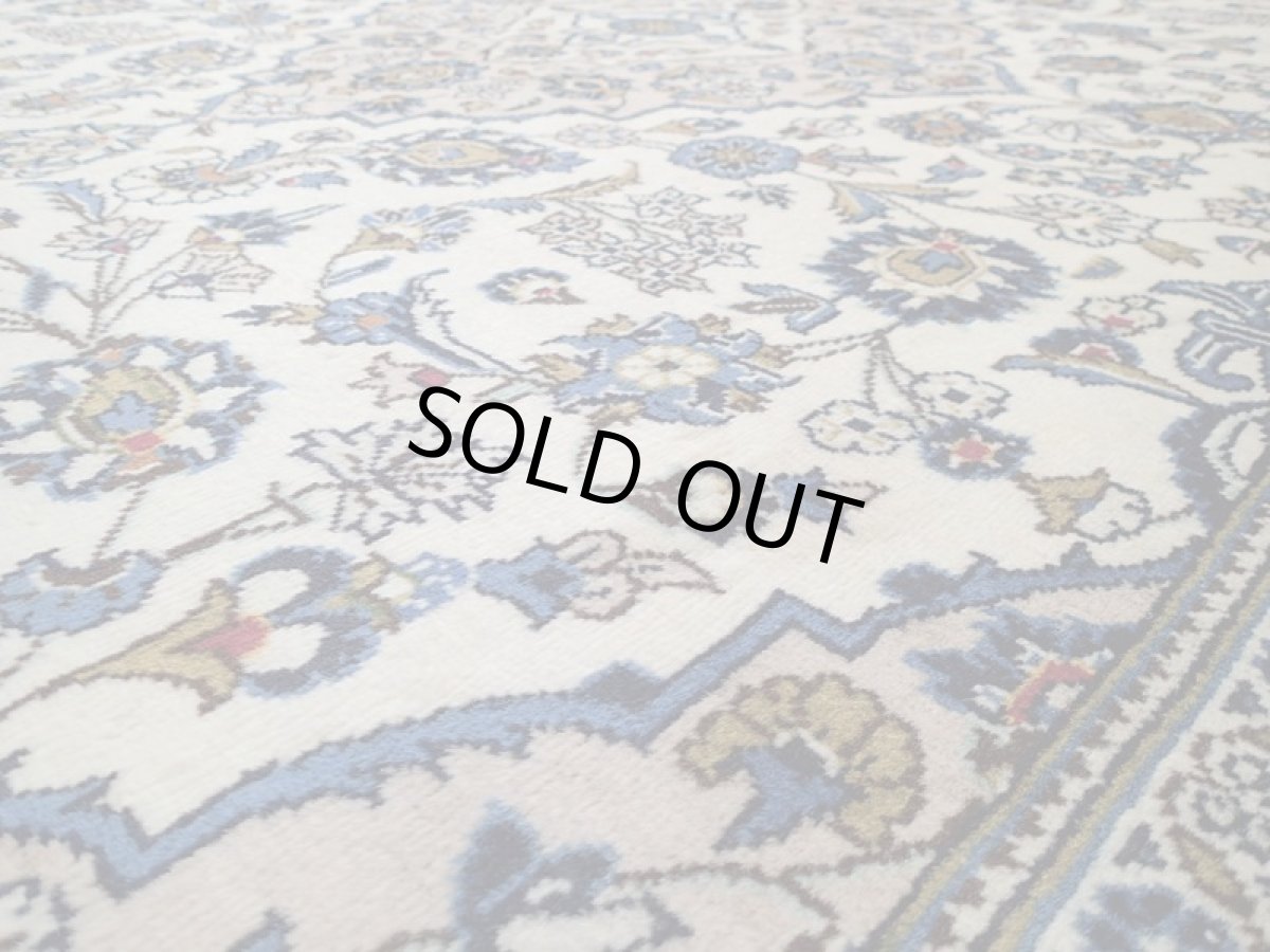 画像13: 美品 ペルシャ 絨毯 カシャーン 3m リビング ダイニング 大判 6畳 サイズ 296 x 195 cm n231 手織り トライバル ラグ 天然 ウール 敷物 マット カーペット クリーム メダリオン 草木 花 柄 ヴィンテージ ビンテージ 2〜3人掛けソファの足元に (13)