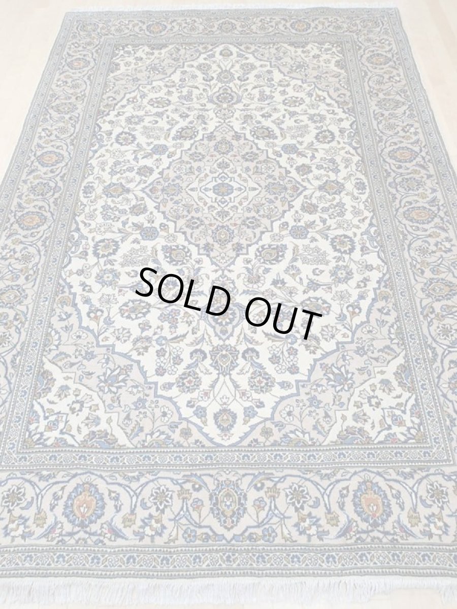 画像5: 美品 ペルシャ 絨毯 カシャーン 3m リビング ダイニング 大判 6畳 サイズ 296 x 195 cm n231 手織り トライバル ラグ 天然 ウール 敷物 マット カーペット クリーム メダリオン 草木 花 柄 ヴィンテージ ビンテージ 2〜3人掛けソファの足元に (5)