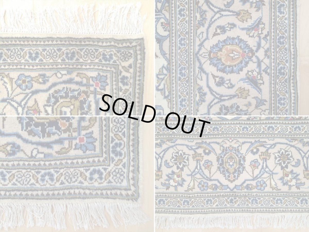 画像19: 美品 ペルシャ 絨毯 カシャーン 3m リビング ダイニング 大判 6畳 サイズ 296 x 195 cm n231 手織り トライバル ラグ 天然 ウール 敷物 マット カーペット クリーム メダリオン 草木 花 柄 ヴィンテージ ビンテージ 2〜3人掛けソファの足元に (19)