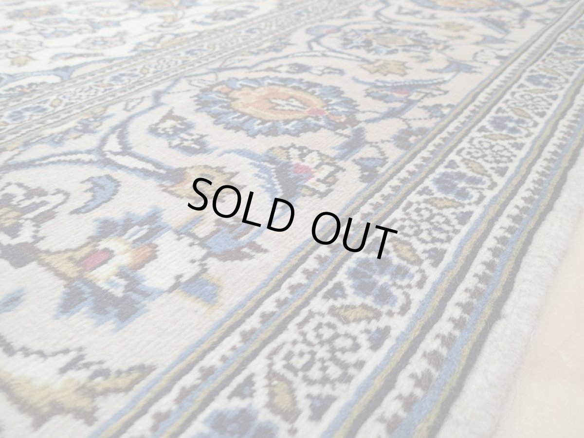 画像12: 美品 ペルシャ 絨毯 カシャーン 3m リビング ダイニング 大判 6畳 サイズ 296 x 195 cm n231 手織り トライバル ラグ 天然 ウール 敷物 マット カーペット クリーム メダリオン 草木 花 柄 ヴィンテージ ビンテージ 2〜3人掛けソファの足元に (12)