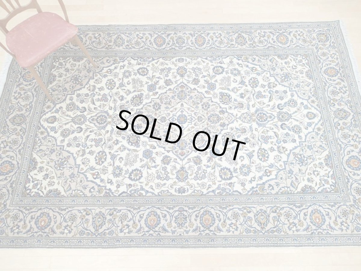 画像4: 美品 ペルシャ 絨毯 カシャーン 3m リビング ダイニング 大判 6畳 サイズ 296 x 195 cm n231 手織り トライバル ラグ 天然 ウール 敷物 マット カーペット クリーム メダリオン 草木 花 柄 ヴィンテージ ビンテージ 2〜3人掛けソファの足元に (4)