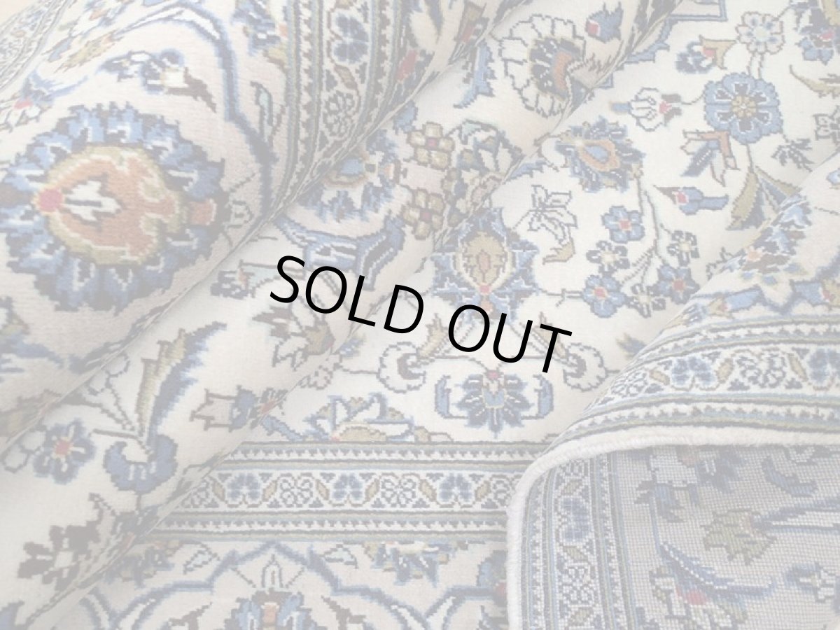 画像15: 美品 ペルシャ 絨毯 カシャーン 3m リビング ダイニング 大判 6畳 サイズ 296 x 195 cm n231 手織り トライバル ラグ 天然 ウール 敷物 マット カーペット クリーム メダリオン 草木 花 柄 ヴィンテージ ビンテージ 2〜3人掛けソファの足元に (15)