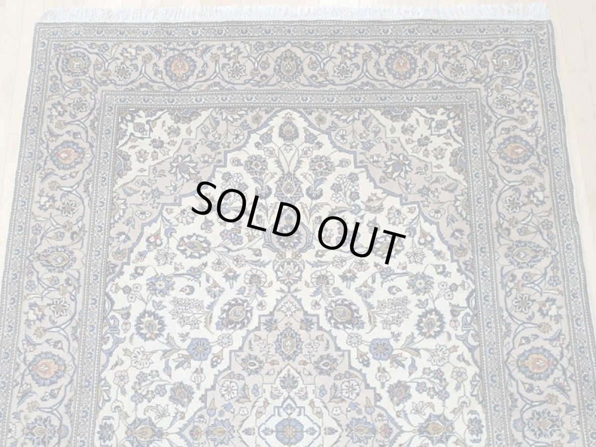 画像7: 美品 ペルシャ 絨毯 カシャーン 3m リビング ダイニング 大判 6畳 サイズ 296 x 195 cm n231 手織り トライバル ラグ 天然 ウール 敷物 マット カーペット クリーム メダリオン 草木 花 柄 ヴィンテージ ビンテージ 2〜3人掛けソファの足元に (7)