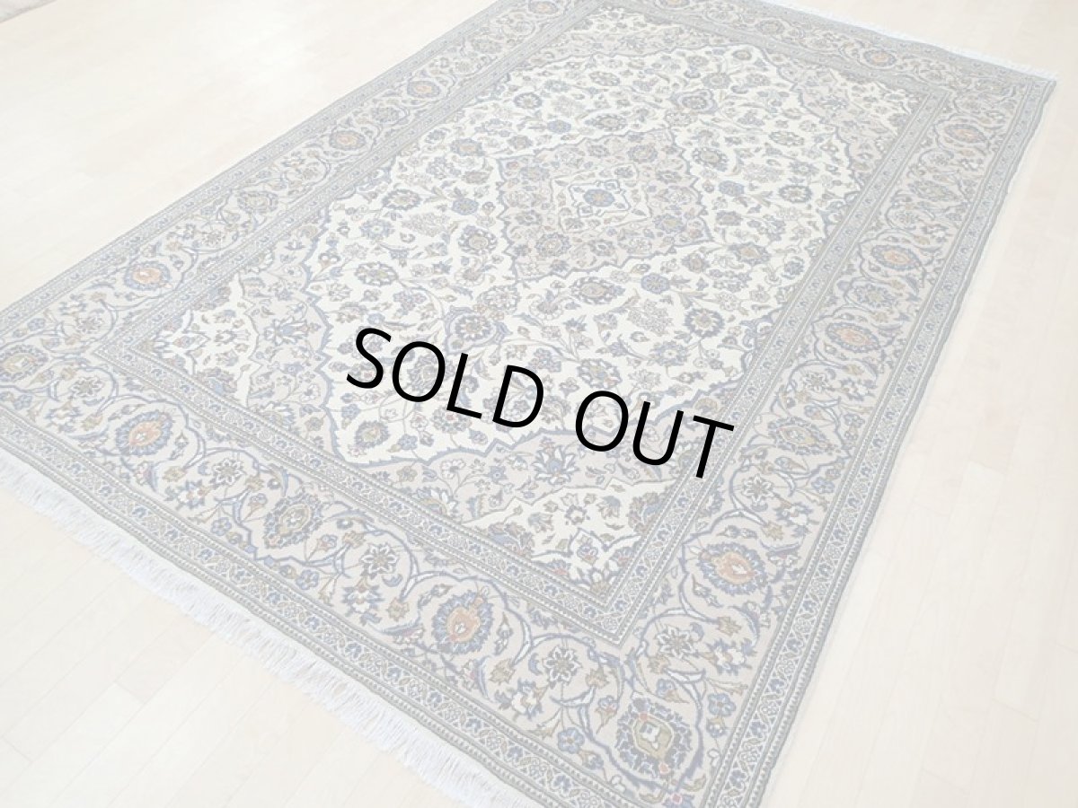 画像6: 美品 ペルシャ 絨毯 カシャーン 3m リビング ダイニング 大判 6畳 サイズ 296 x 195 cm n231 手織り トライバル ラグ 天然 ウール 敷物 マット カーペット クリーム メダリオン 草木 花 柄 ヴィンテージ ビンテージ 2〜3人掛けソファの足元に (6)