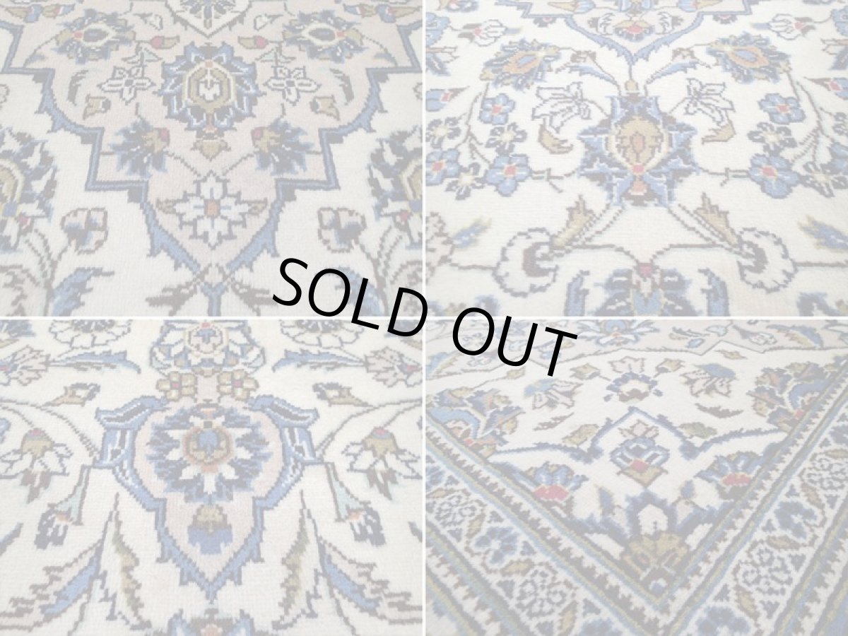 画像16: 美品 ペルシャ 絨毯 カシャーン 3m リビング ダイニング 大判 6畳 サイズ 296 x 195 cm n231 手織り トライバル ラグ 天然 ウール 敷物 マット カーペット クリーム メダリオン 草木 花 柄 ヴィンテージ ビンテージ 2〜3人掛けソファの足元に (16)