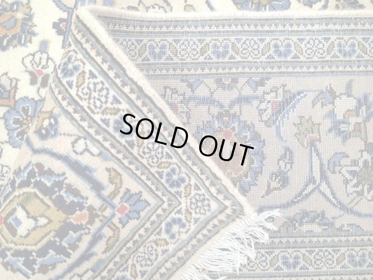 画像14: 美品 ペルシャ 絨毯 カシャーン 3m リビング ダイニング 大判 6畳 サイズ 296 x 195 cm n231 手織り トライバル ラグ 天然 ウール 敷物 マット カーペット クリーム メダリオン 草木 花 柄 ヴィンテージ ビンテージ 2〜3人掛けソファの足元に (14)