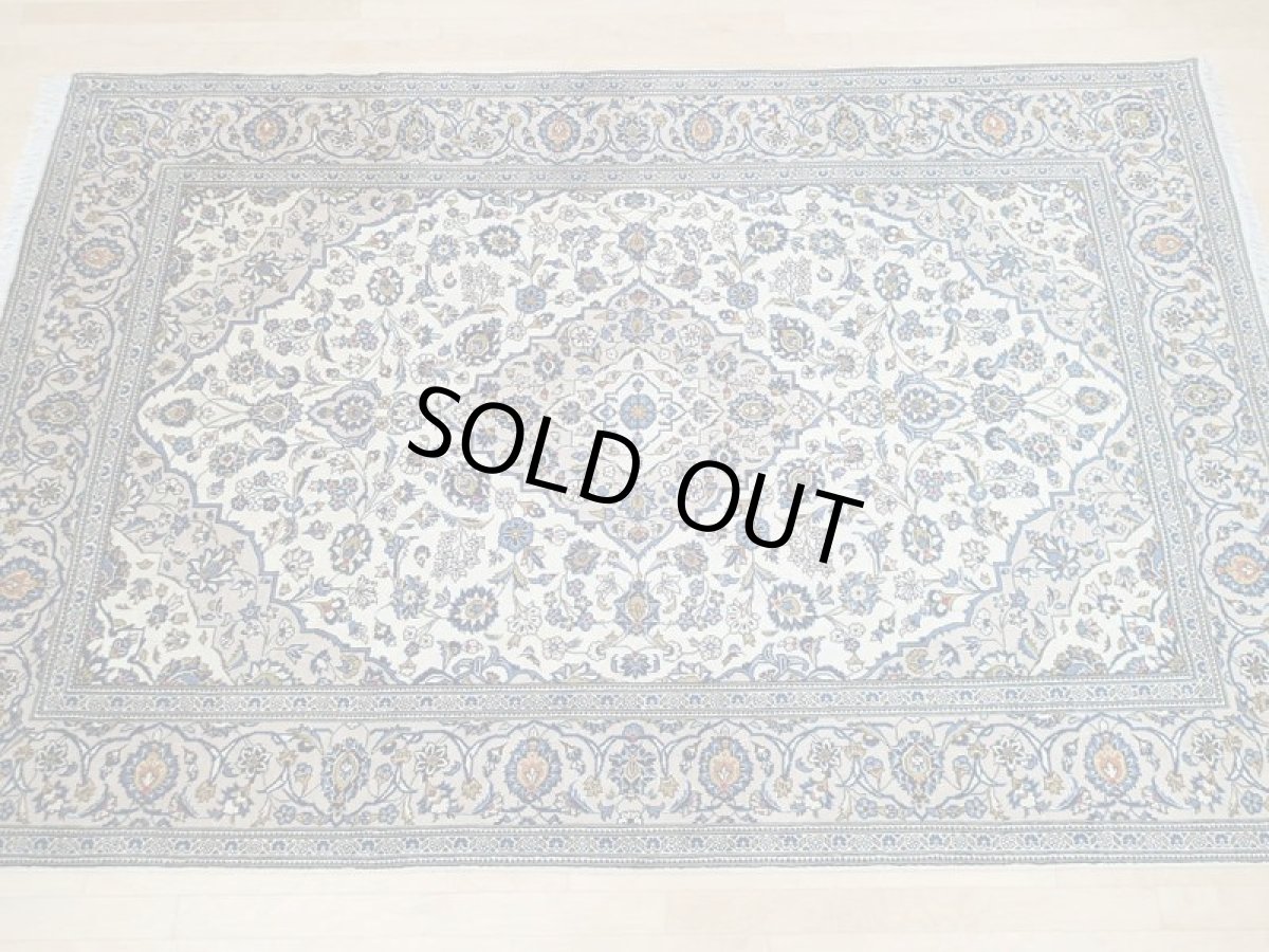 画像3: 美品 ペルシャ 絨毯 カシャーン 3m リビング ダイニング 大判 6畳 サイズ 296 x 195 cm n231 手織り トライバル ラグ 天然 ウール 敷物 マット カーペット クリーム メダリオン 草木 花 柄 ヴィンテージ ビンテージ 2〜3人掛けソファの足元に (3)