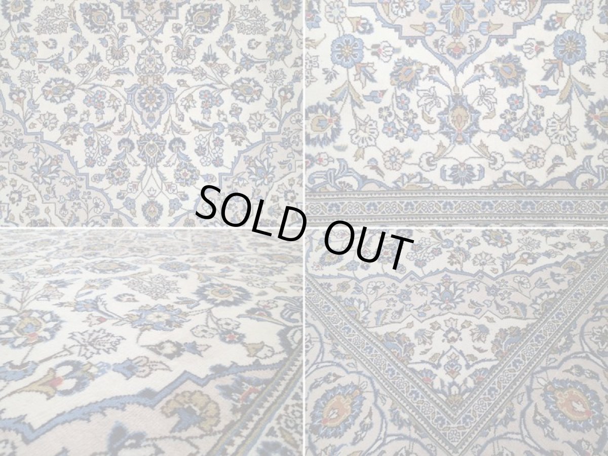 画像17: 美品 ペルシャ 絨毯 カシャーン 3m リビング ダイニング 大判 6畳 サイズ 296 x 195 cm n231 手織り トライバル ラグ 天然 ウール 敷物 マット カーペット クリーム メダリオン 草木 花 柄 ヴィンテージ ビンテージ 2〜3人掛けソファの足元に (17)