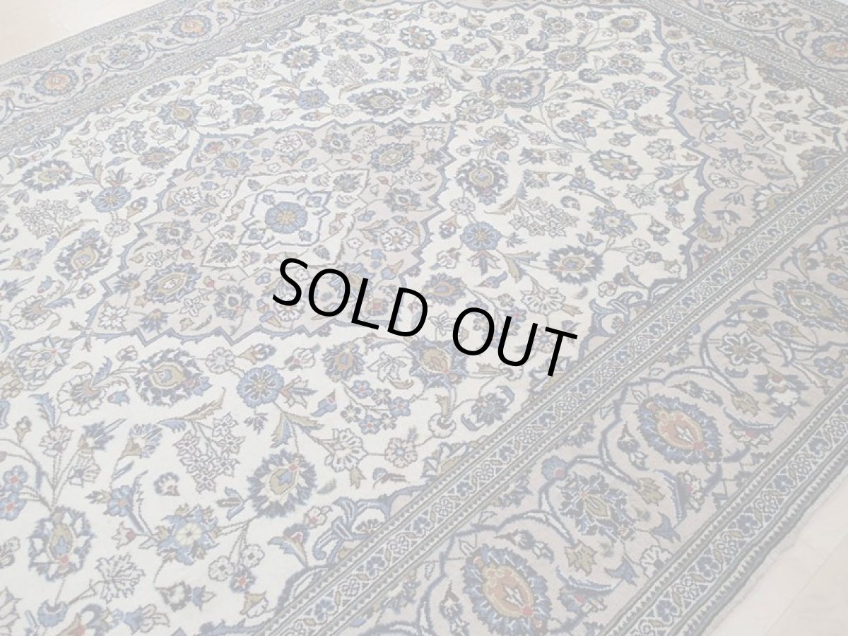 画像9: 美品 ペルシャ 絨毯 カシャーン 3m リビング ダイニング 大判 6畳 サイズ 296 x 195 cm n231 手織り トライバル ラグ 天然 ウール 敷物 マット カーペット クリーム メダリオン 草木 花 柄 ヴィンテージ ビンテージ 2〜3人掛けソファの足元に (9)