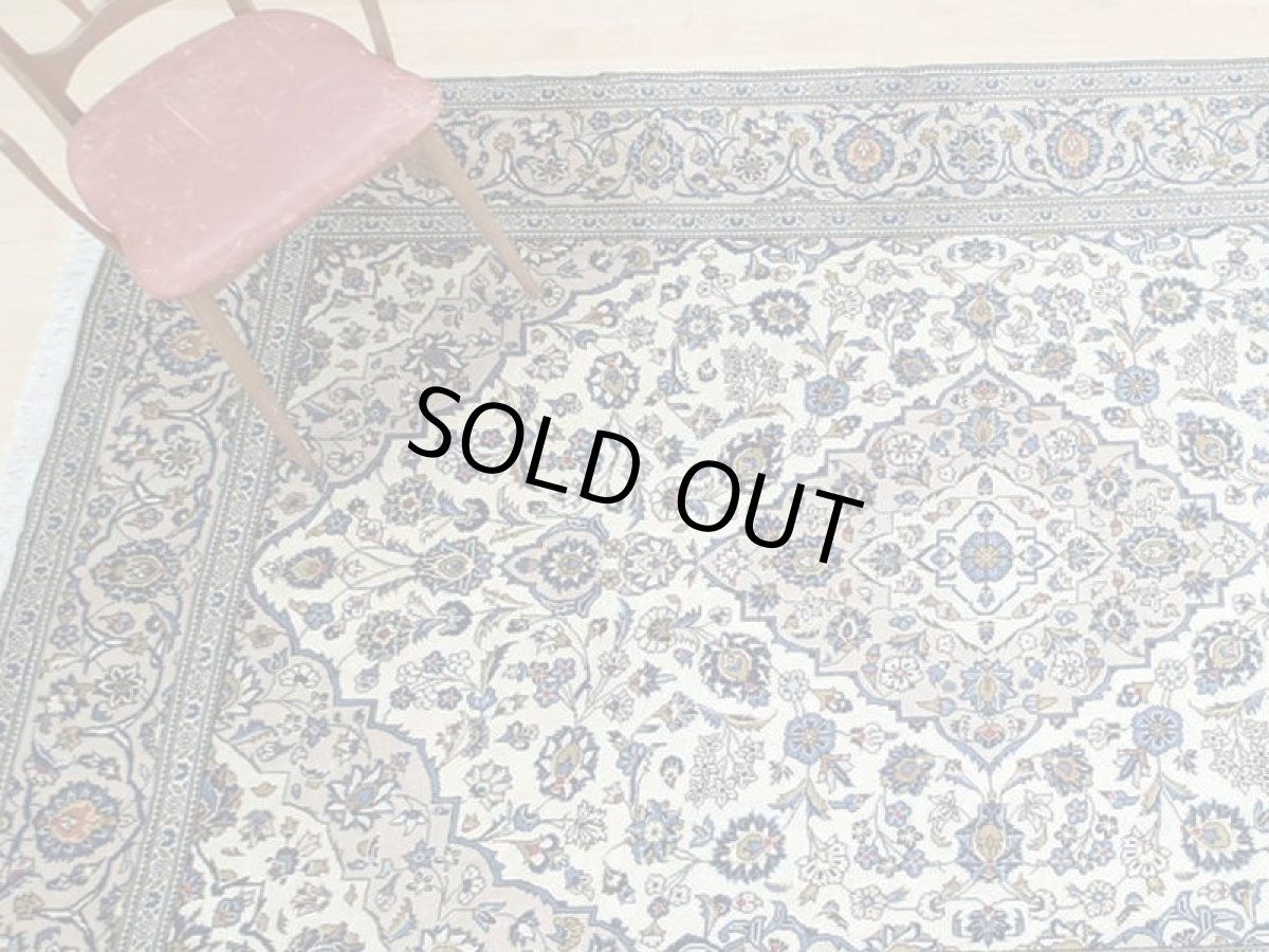 画像2: 美品 ペルシャ 絨毯 カシャーン 3m リビング ダイニング 大判 6畳 サイズ 296 x 195 cm n231 手織り トライバル ラグ 天然 ウール 敷物 マット カーペット クリーム メダリオン 草木 花 柄 ヴィンテージ ビンテージ 2〜3人掛けソファの足元に (2)