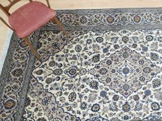 画像2: 美品 ペルシャ 絨毯 カシャーン 3m リビング ダイニング 大判 6畳 サイズ 296 x 195 cm n231 手織り トライバル ラグ 天然 ウール 敷物 マット カーペット クリーム メダリオン 草木 花 柄 ヴィンテージ ビンテージ 2〜3人掛けソファの足元に (2)