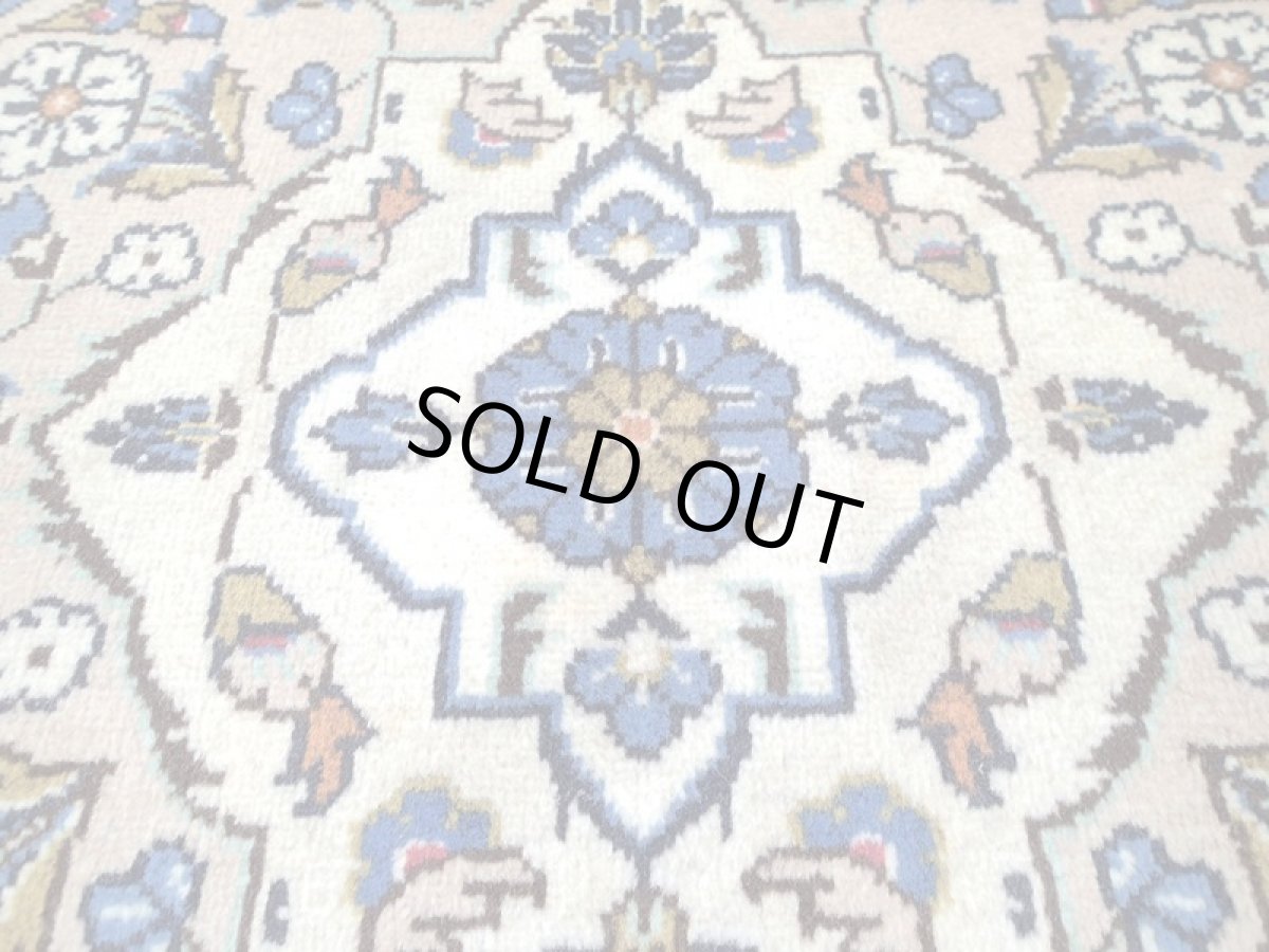 画像11: 美品 ペルシャ 絨毯 カシャーン 3m リビング ダイニング 大判 6畳 サイズ 296 x 195 cm n231 手織り トライバル ラグ 天然 ウール 敷物 マット カーペット クリーム メダリオン 草木 花 柄 ヴィンテージ ビンテージ 2〜3人掛けソファの足元に (11)