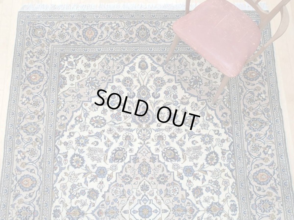 画像8: 美品 ペルシャ 絨毯 カシャーン 3m リビング ダイニング 大判 6畳 サイズ 296 x 195 cm n231 手織り トライバル ラグ 天然 ウール 敷物 マット カーペット クリーム メダリオン 草木 花 柄 ヴィンテージ ビンテージ 2〜3人掛けソファの足元に (8)