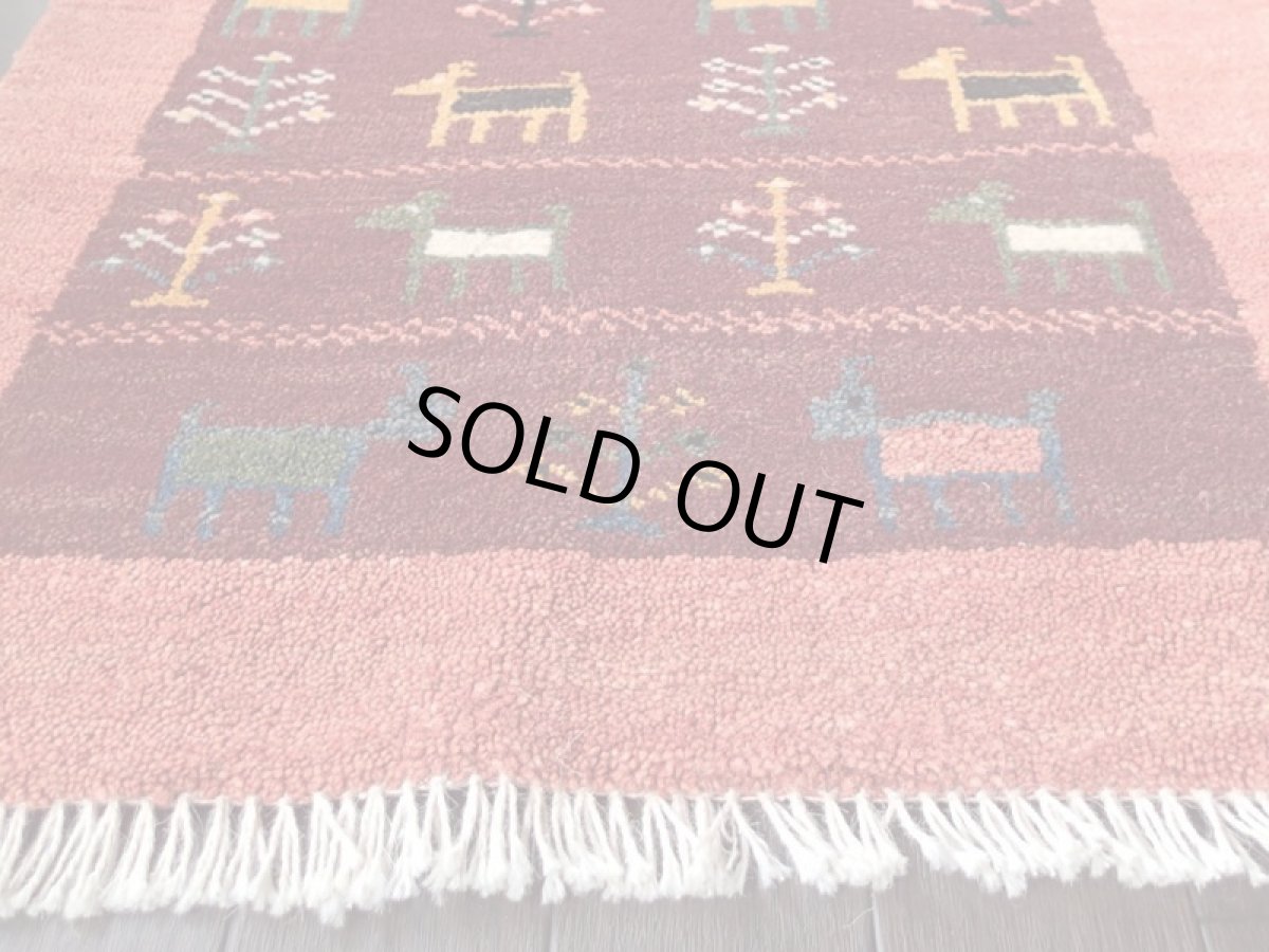 画像8: 新品 ペルシャ ギャッベ 玄関 マット サイズ 87 x 57 cm G67 ハンドメイド ギャベ 手織り トライバル ラグ 天然 ウール 敷物 カーペット 鹿 動物 生命の木 エンジ ワインレッド 子供部屋や玄関ドアマットのアクセントに (8)