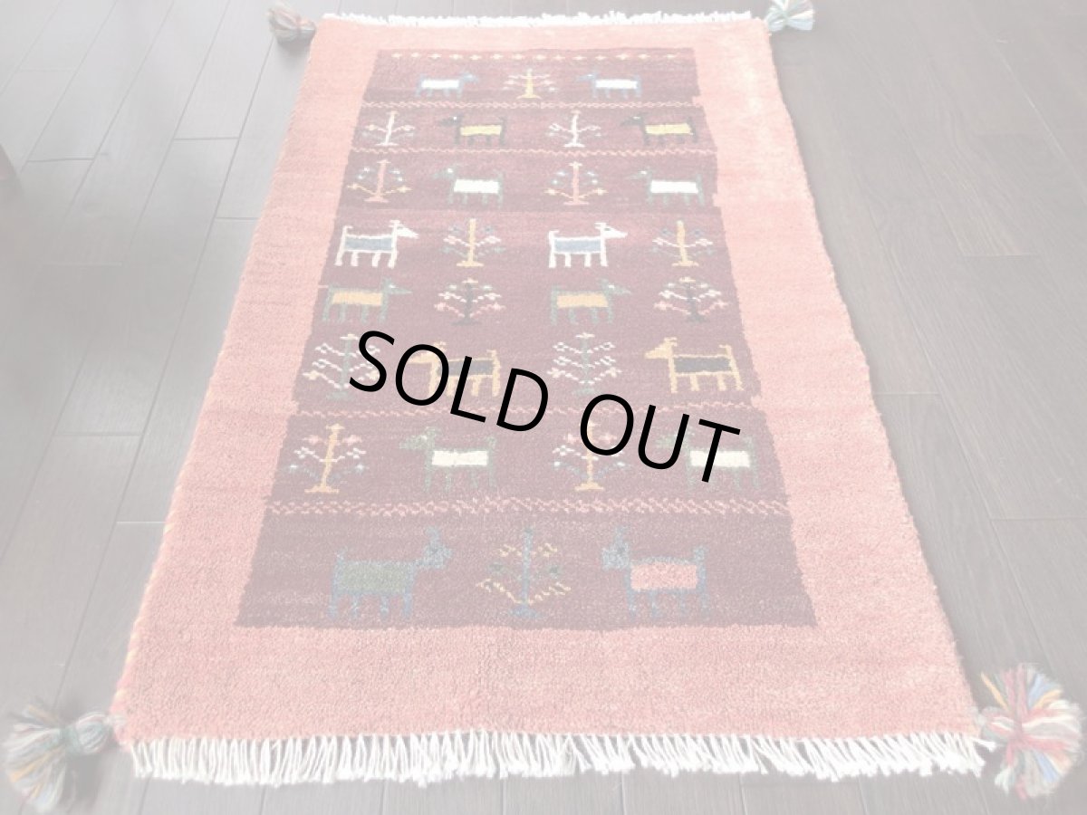 画像7: 新品 ペルシャ ギャッベ 玄関 マット サイズ 87 x 57 cm G67 ハンドメイド ギャベ 手織り トライバル ラグ 天然 ウール 敷物 カーペット 鹿 動物 生命の木 エンジ ワインレッド 子供部屋や玄関ドアマットのアクセントに (7)