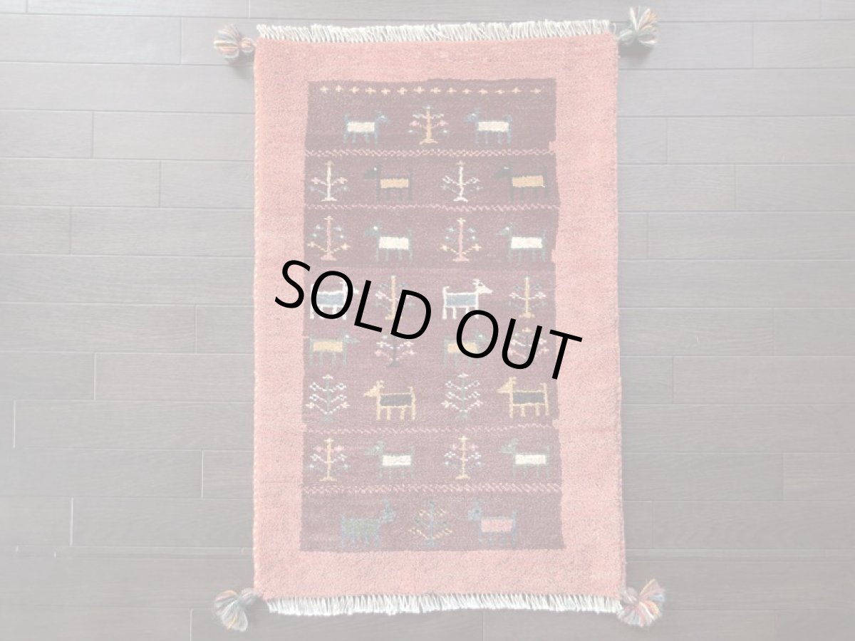 画像2: 新品 ペルシャ ギャッベ 玄関 マット サイズ 87 x 57 cm G67 ハンドメイド ギャベ 手織り トライバル ラグ 天然 ウール 敷物 カーペット 鹿 動物 生命の木 エンジ ワインレッド 子供部屋や玄関ドアマットのアクセントに (2)