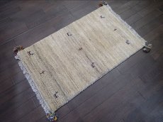 画像4: 新品 ペルシャ ギャッベ 玄関 マット 90cm サイズ 90 x 55 cm C81 肉厚 ウール ハンドメイド ギャベ 手織り トライバル ラグ 天然 敷物 カーペット 鹿 動物 生命の木 クリーム 子供部屋や玄関ドアマットのアクセントに (4)