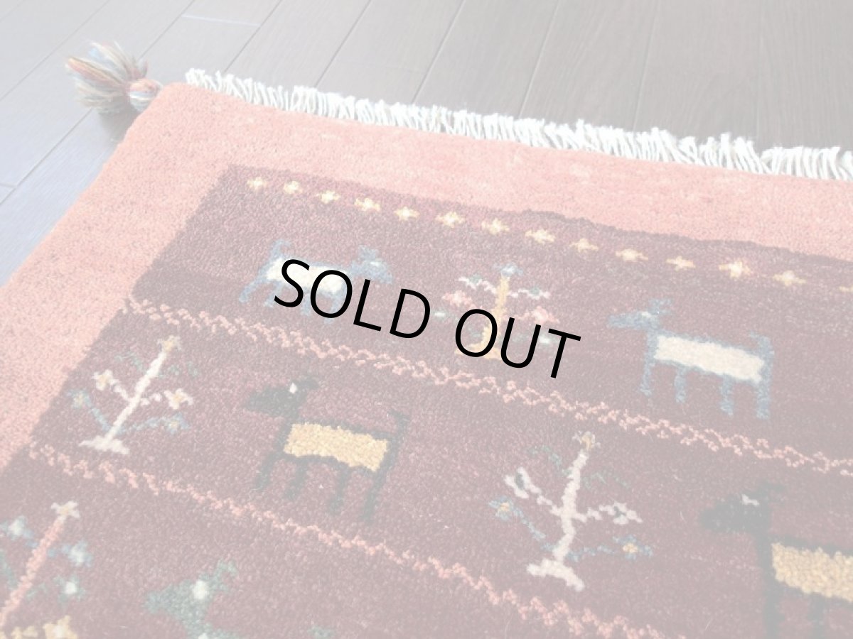 画像9: 新品 ペルシャ ギャッベ 玄関 マット サイズ 87 x 57 cm G67 ハンドメイド ギャベ 手織り トライバル ラグ 天然 ウール 敷物 カーペット 鹿 動物 生命の木 エンジ ワインレッド 子供部屋や玄関ドアマットのアクセントに (9)