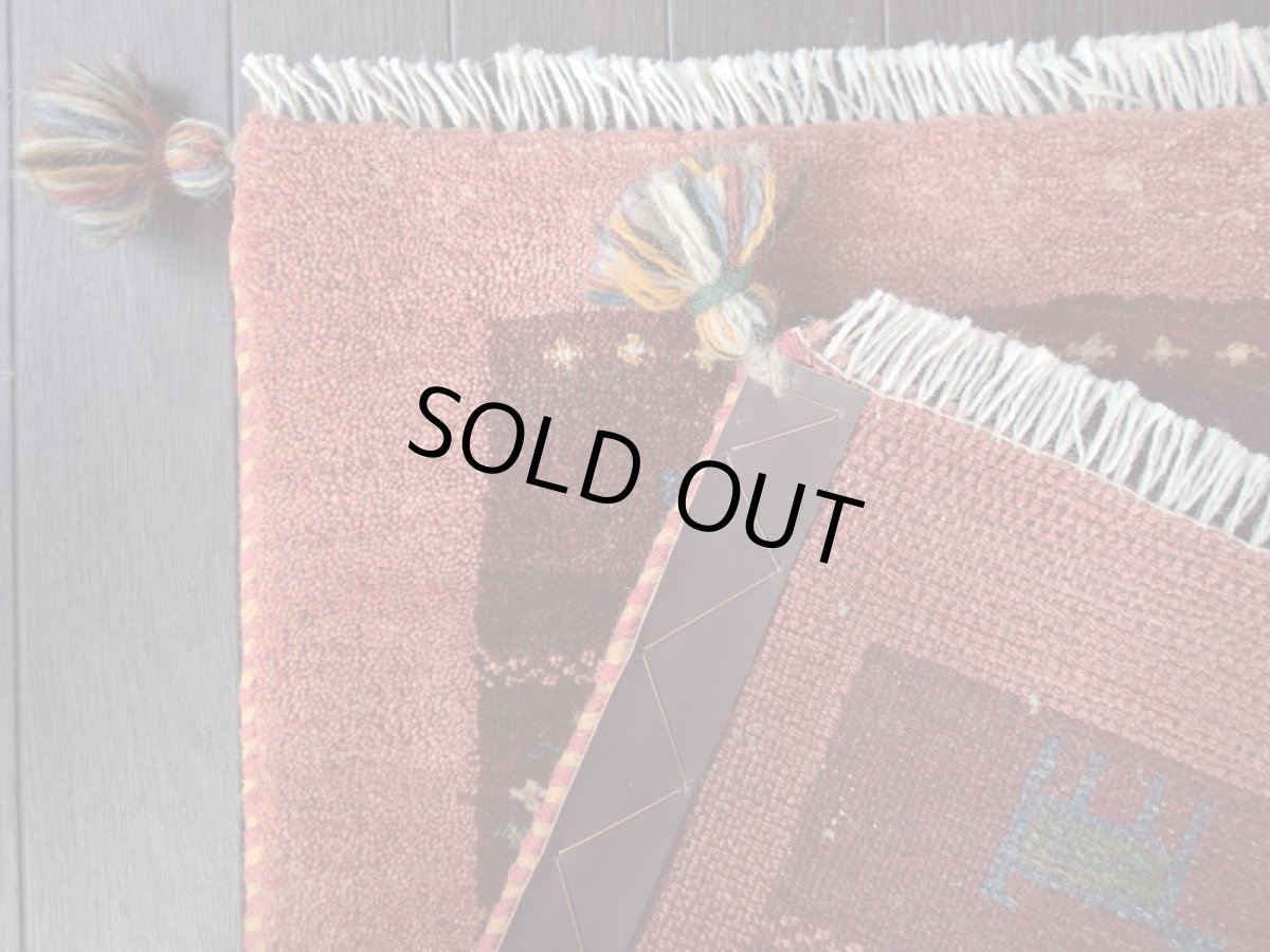 画像11: 新品 ペルシャ ギャッベ 玄関 マット サイズ 87 x 57 cm G67 ハンドメイド ギャベ 手織り トライバル ラグ 天然 ウール 敷物 カーペット 鹿 動物 生命の木 エンジ ワインレッド 子供部屋や玄関ドアマットのアクセントに (11)