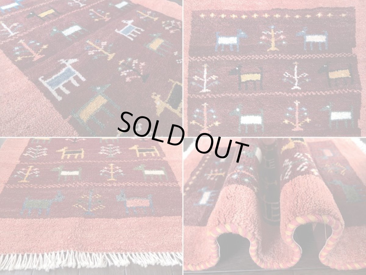 画像18: 新品 ペルシャ ギャッベ 玄関 マット サイズ 87 x 57 cm G67 ハンドメイド ギャベ 手織り トライバル ラグ 天然 ウール 敷物 カーペット 鹿 動物 生命の木 エンジ ワインレッド 子供部屋や玄関ドアマットのアクセントに (18)