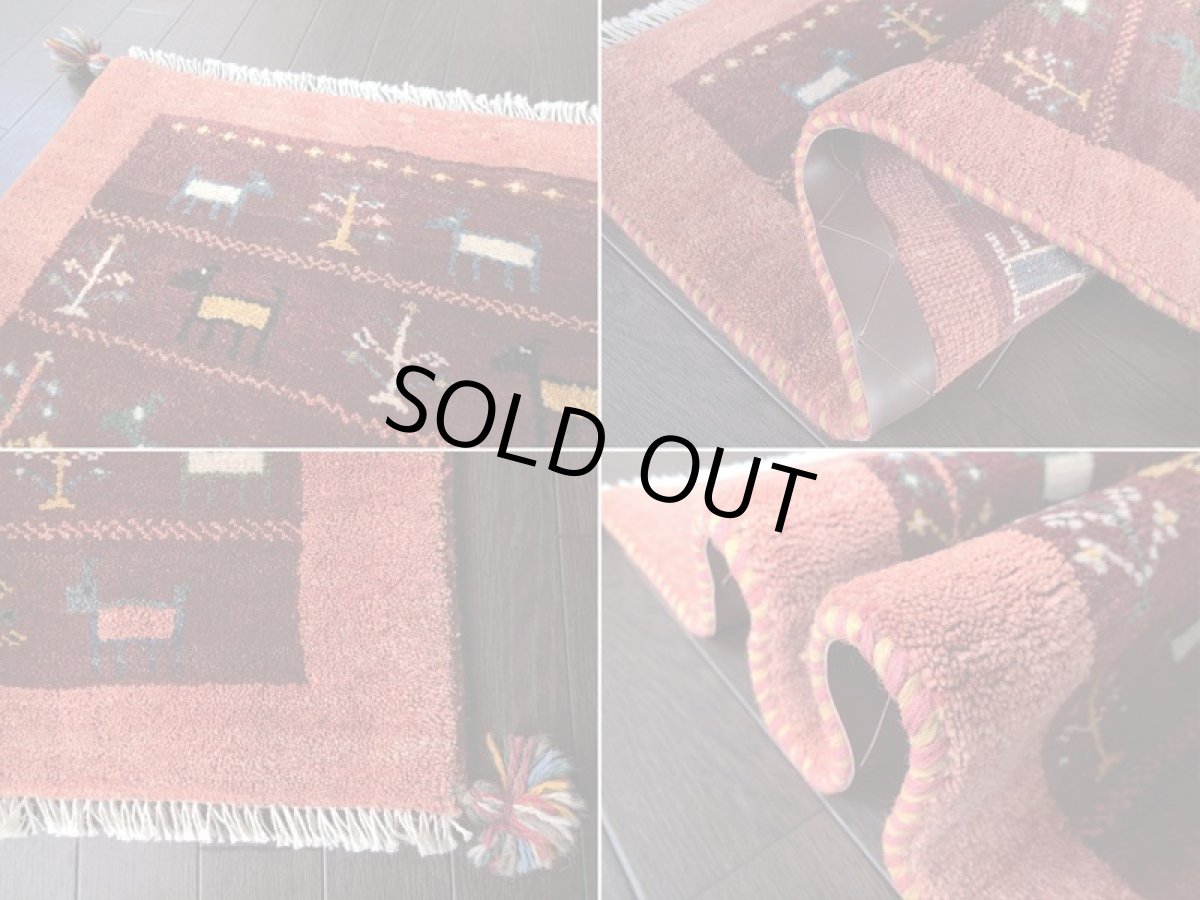 画像17: 新品 ペルシャ ギャッベ 玄関 マット サイズ 87 x 57 cm G67 ハンドメイド ギャベ 手織り トライバル ラグ 天然 ウール 敷物 カーペット 鹿 動物 生命の木 エンジ ワインレッド 子供部屋や玄関ドアマットのアクセントに (17)