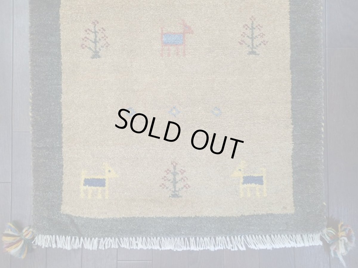 画像8: 新品 ペルシャ ギャッベ 玄関 マット 90cm サイズ 88 x 63 cm 64 肉厚 ウール ハンドメイド ギャベ 手織り トライバル ラグ 天然 敷物 カーペット 深緑 黄土色 玄関ドアマットのアクセントに (8)