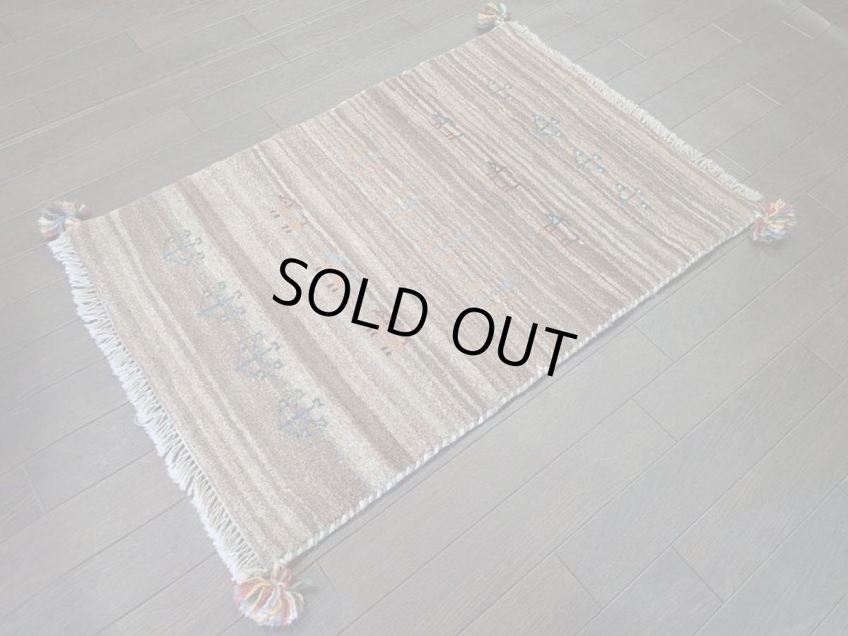 画像4: 新品 ペルシャ ギャッベ 玄関 マット 90cm サイズ 86 x 58 cm C91 肉厚 ウール ハンドメイド ギャベ 手織り トライバル ラグ 天然 敷物 カーペット 茶 グレー 鹿 生命の木 玄関ドアマットのアクセントに (4)