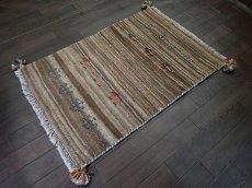 画像4: 新品 ペルシャ ギャッベ 玄関 マット 90cm サイズ 86 x 58 cm C91 肉厚 ウール ハンドメイド ギャベ 手織り トライバル ラグ 天然 敷物 カーペット 茶 グレー 鹿 生命の木 玄関ドアマットのアクセントに (4)