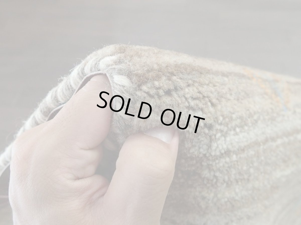 画像13: 新品 ペルシャ ギャッベ 玄関 マット 90cm サイズ 86 x 58 cm C91 肉厚 ウール ハンドメイド ギャベ 手織り トライバル ラグ 天然 敷物 カーペット 茶 グレー 鹿 生命の木 玄関ドアマットのアクセントに (13)