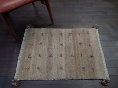 画像5: 新品 ペルシャ ギャッベ 玄関 マット 90cm サイズ 82 x 58 cm C85 肉厚 ウール ハンドメイド ギャベ 手織り トライバル ラグ 天然 敷物 カーペット 茶 鹿 生命の木 玄関ドアマットのアクセントに (5)