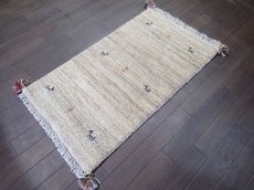 画像4: 新品 ペルシャ ギャッベ 玄関 マット 90cm サイズ 90 x 52 cm C80 肉厚 ウール ハンドメイド ギャベ 手織り トライバル ラグ 天然 敷物 カーペット クリーム 玄関ドアマットのアクセントに (4)