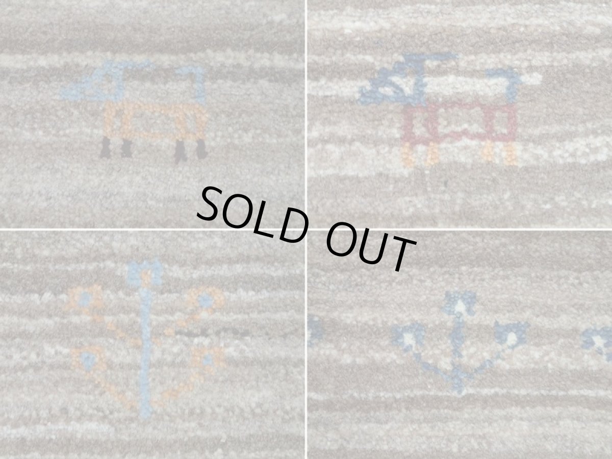 画像17: 新品 ペルシャ ギャッベ 玄関 マット 90cm サイズ 86 x 58 cm C91 肉厚 ウール ハンドメイド ギャベ 手織り トライバル ラグ 天然 敷物 カーペット 茶 グレー 鹿 生命の木 玄関ドアマットのアクセントに (17)