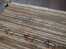 画像9: 新品 ペルシャ ギャッベ 玄関 マット 90cm サイズ 86 x 58 cm C91 肉厚 ウール ハンドメイド ギャベ 手織り トライバル ラグ 天然 敷物 カーペット 茶 グレー 鹿 生命の木 玄関ドアマットのアクセントに (9)