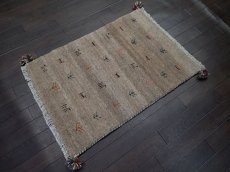 画像4: 新品 ペルシャ ギャッベ 玄関 マット 90cm サイズ 82 x 58 cm C85 肉厚 ウール ハンドメイド ギャベ 手織り トライバル ラグ 天然 敷物 カーペット 茶 鹿 生命の木 玄関ドアマットのアクセントに (4)