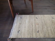 画像1: 新品 ペルシャ ギャッベ 玄関 マット 90cm サイズ 90 x 52 cm C80 肉厚 ウール ハンドメイド ギャベ 手織り トライバル ラグ 天然 敷物 カーペット クリーム 玄関ドアマットのアクセントに (1)