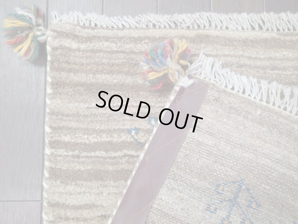 画像16: 新品 ペルシャ ギャッベ 玄関 マット 90cm サイズ 86 x 58 cm C91 肉厚 ウール ハンドメイド ギャベ 手織り トライバル ラグ 天然 敷物 カーペット 茶 グレー 鹿 生命の木 玄関ドアマットのアクセントに (16)