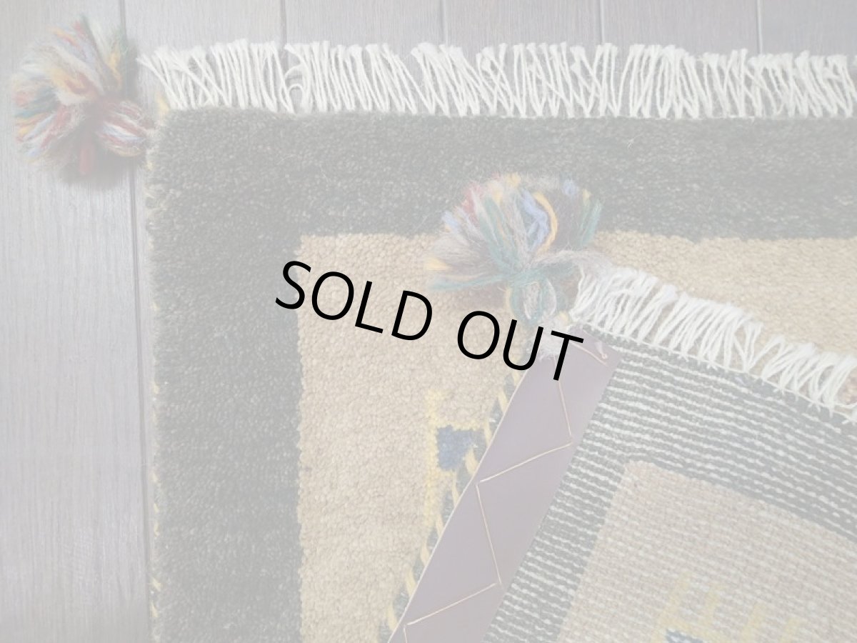 画像16: 新品 ペルシャ ギャッベ 玄関 マット 90cm サイズ 88 x 63 cm 64 肉厚 ウール ハンドメイド ギャベ 手織り トライバル ラグ 天然 敷物 カーペット 深緑 黄土色 玄関ドアマットのアクセントに (16)