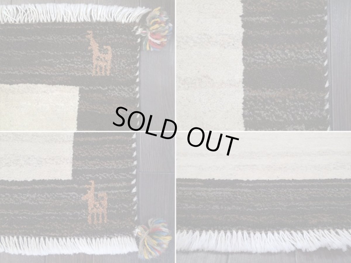 画像18: 新品 ペルシャ ギャッベ 玄関 マット 90cm サイズ 89 x 62 cm C92 肉厚 ウール ハンドメイド ギャベ 手織り トライバル ラグ 天然 敷物 カーペット こげ茶 グレー クリーム 鹿 玄関ドアマットのアクセントに (18)