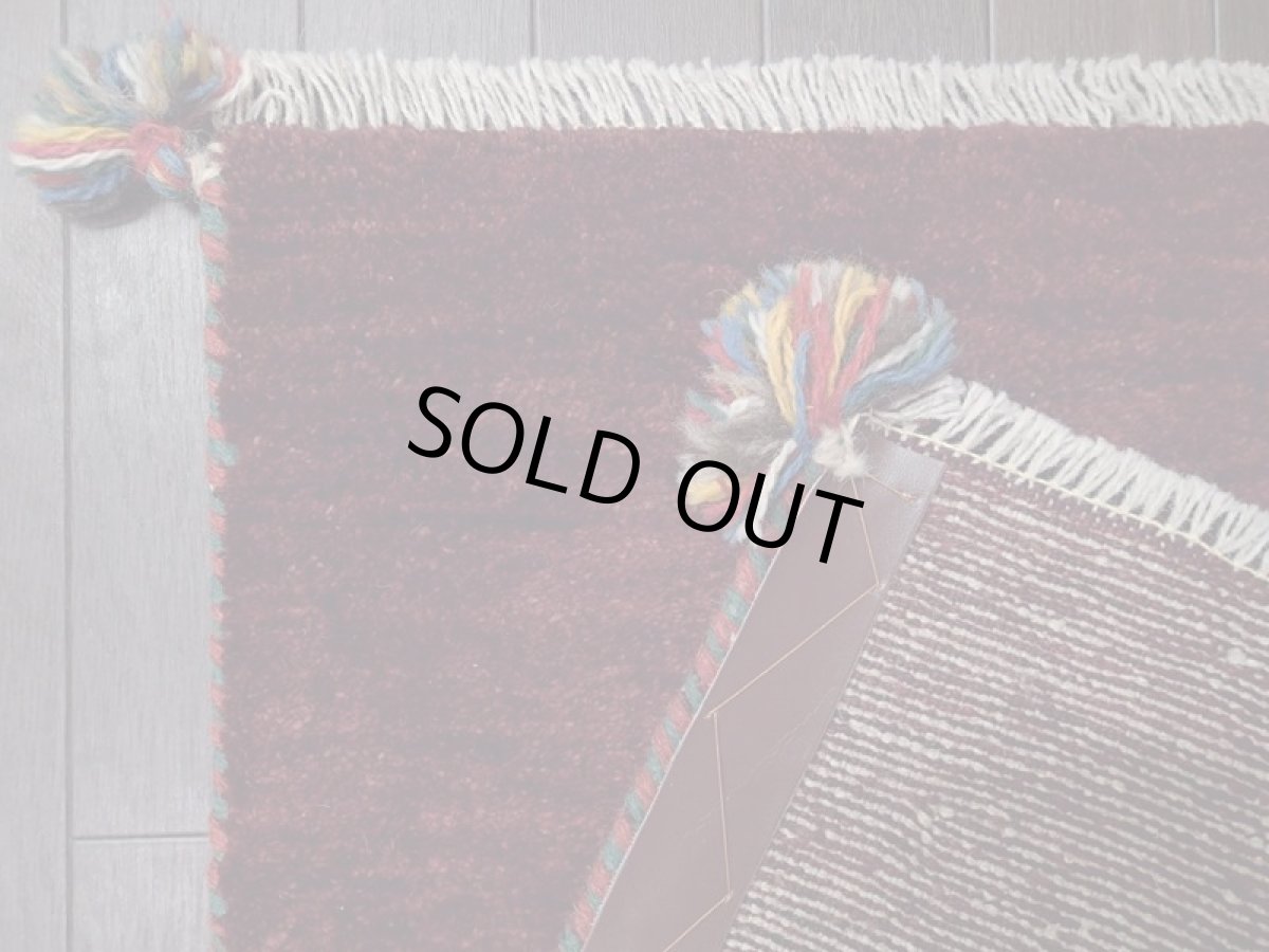 画像15: 新品 ペルシャ ギャッベ 玄関 マット 90cm サイズ 93 x 56 cm C96 肉厚 ウール ハンドメイド ギャベ 手織り トライバル ラグ 天然 敷物 カーペット ワインレッド 鹿 生命の木 玄関ドアマットのアクセントに (15)