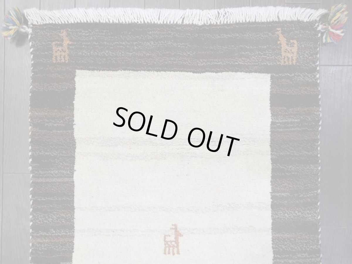 画像6: 新品 ペルシャ ギャッベ 玄関 マット 90cm サイズ 89 x 62 cm C92 肉厚 ウール ハンドメイド ギャベ 手織り トライバル ラグ 天然 敷物 カーペット こげ茶 グレー クリーム 鹿 玄関ドアマットのアクセントに (6)