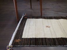 画像1: 新品 ペルシャ ギャッベ 玄関 マット 90cm サイズ 89 x 62 cm C92 肉厚 ウール ハンドメイド ギャベ 手織り トライバル ラグ 天然 敷物 カーペット こげ茶 グレー クリーム 鹿 玄関ドアマットのアクセントに (1)