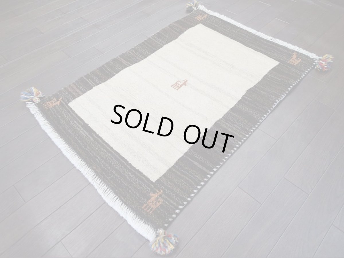 画像4: 新品 ペルシャ ギャッベ 玄関 マット 90cm サイズ 89 x 62 cm C92 肉厚 ウール ハンドメイド ギャベ 手織り トライバル ラグ 天然 敷物 カーペット こげ茶 グレー クリーム 鹿 玄関ドアマットのアクセントに (4)