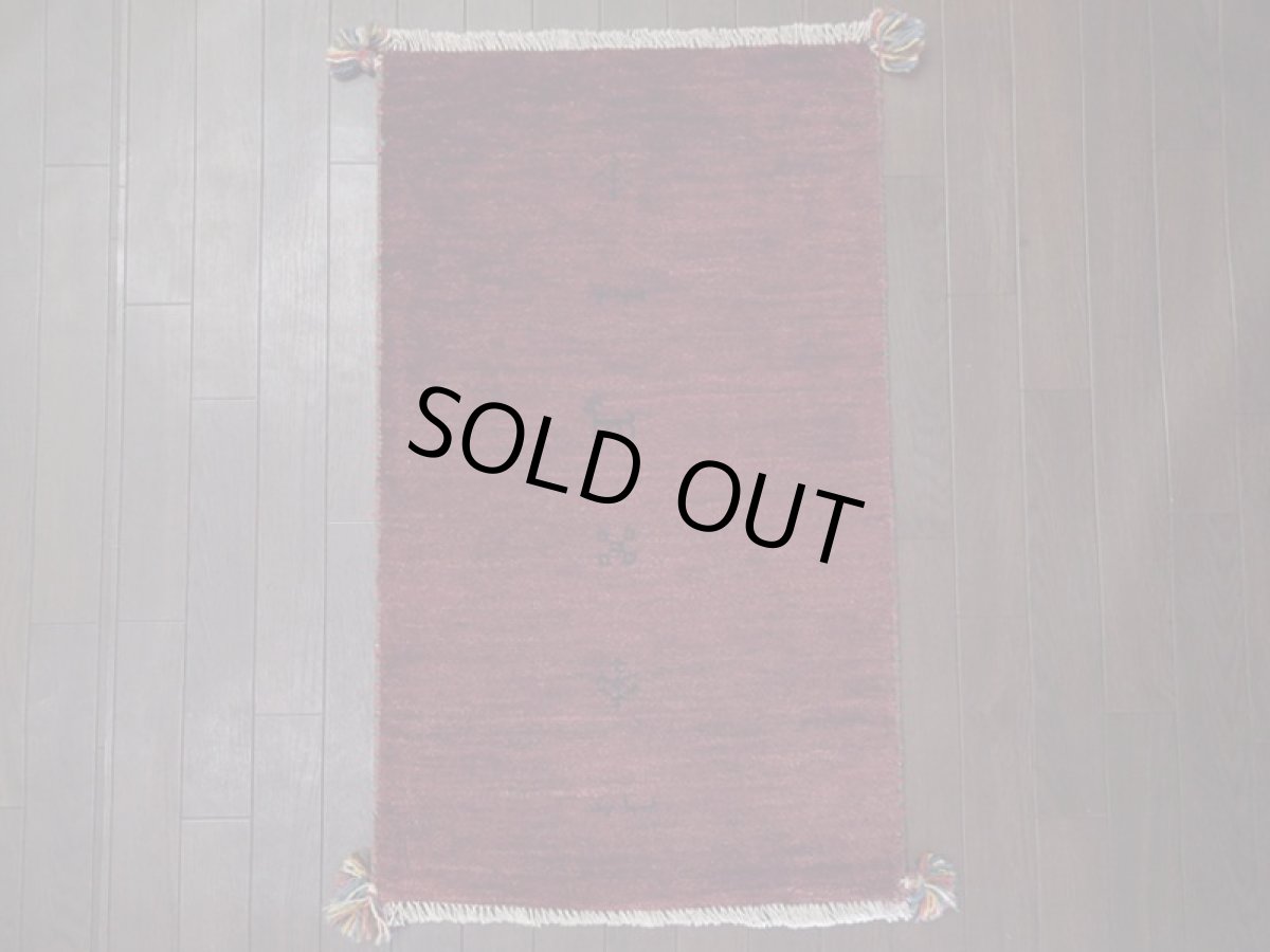 画像2: 新品 ペルシャ ギャッベ 玄関 マット 90cm サイズ 93 x 56 cm C96 肉厚 ウール ハンドメイド ギャベ 手織り トライバル ラグ 天然 敷物 カーペット ワインレッド 鹿 生命の木 玄関ドアマットのアクセントに (2)