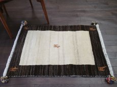 画像5: 新品 ペルシャ ギャッベ 玄関 マット 90cm サイズ 89 x 62 cm C92 肉厚 ウール ハンドメイド ギャベ 手織り トライバル ラグ 天然 敷物 カーペット こげ茶 グレー クリーム 鹿 玄関ドアマットのアクセントに (5)