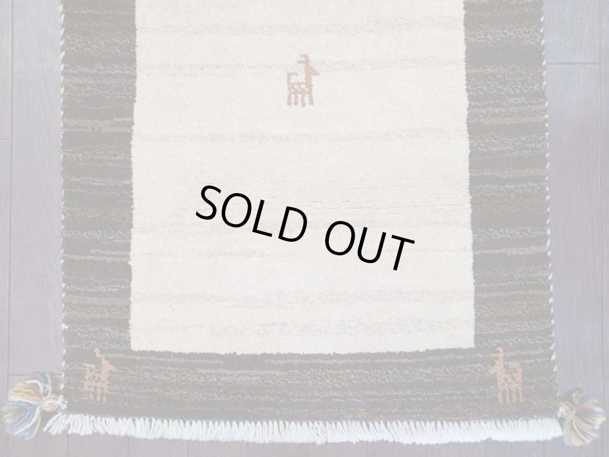 画像8: 新品 ペルシャ ギャッベ 玄関 マット 90cm サイズ 89 x 62 cm C92 肉厚 ウール ハンドメイド ギャベ 手織り トライバル ラグ 天然 敷物 カーペット こげ茶 グレー クリーム 鹿 玄関ドアマットのアクセントに (8)