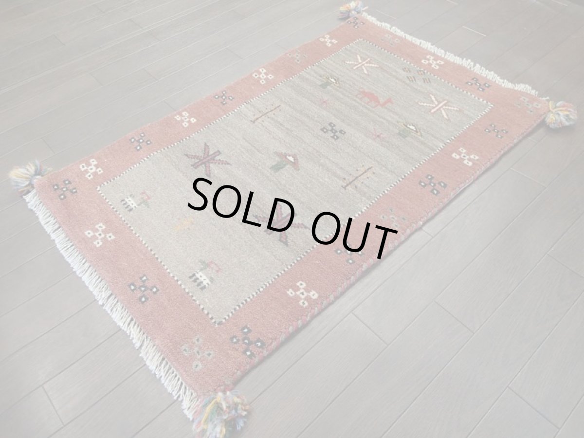 画像4: 新品 ペルシャ ギャッベ 玄関 マット 90cm サイズ 95 x 58 cm E101 肉厚 ウール ハンドメイド ギャベ 手織り トライバル ラグ 天然 敷物 カーペット 灰 茶 スモーキーピンク ラクダ 鹿 動物 生命の樹 玄関ドアマットのアクセントに (4)